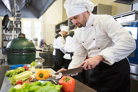 Diventa CHEF (dalle basi alla realizzazione di tutte le pietanze fino alla pasticceria): Corso completo e totalmente gratuito aula virtuale in diretta live! cover