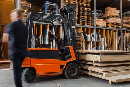 Corso di Formazione per Addetti alla Conduzione di Carrelli Elevatori Industriali Semoventi - Muletto, Carrelli elevatori con conducente a bordo cover